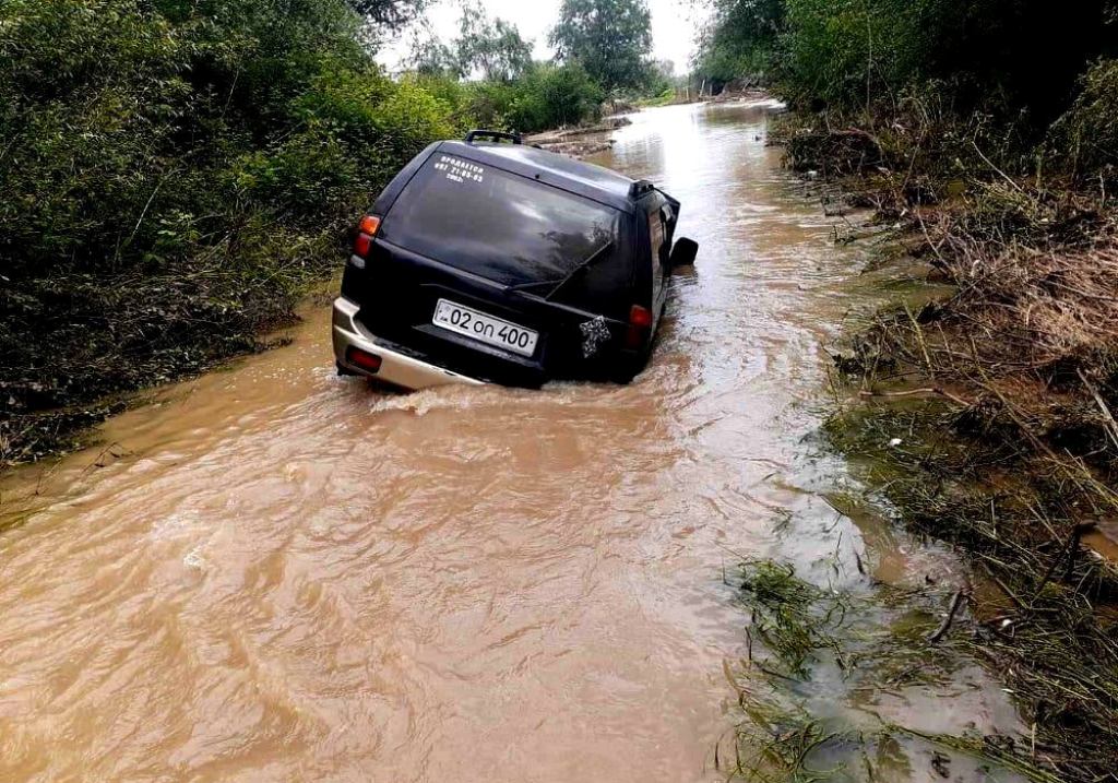 Հոսող գետի մեջ մեքենա է կողաշրջվել