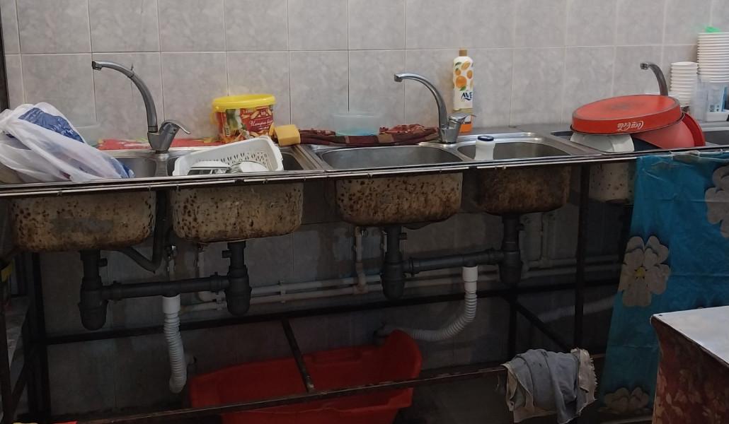 Գյումրիում հանրային սննդի օբյեկտի խոհանոցի պատերի և առաստաղի որոշ հատվածների մակերևույթները պատված են եղել բորբոսով