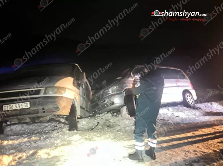 Երևան-Գյումրի ավտոճանապարհին մերկասառույցի պատճառով «Ford Transit»-ը հայտնվել է ձնակույտերի մեջ, ապա «Mercedes Vito»-ն բшխվել է «Ford Transit»-ին